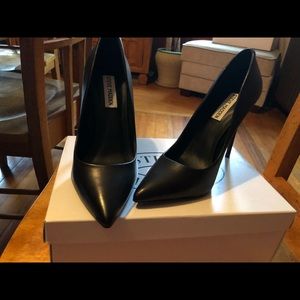 Black leather Steve Madden Daisie pumps